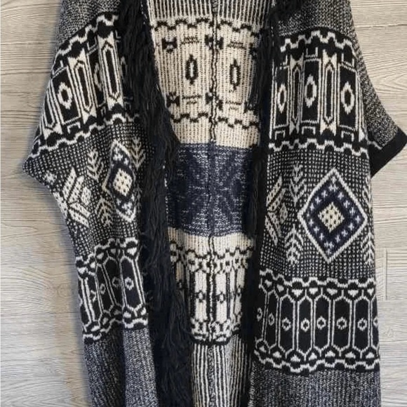 American Eagle Outfitters Black and White Poncho - Picture 5 of 10